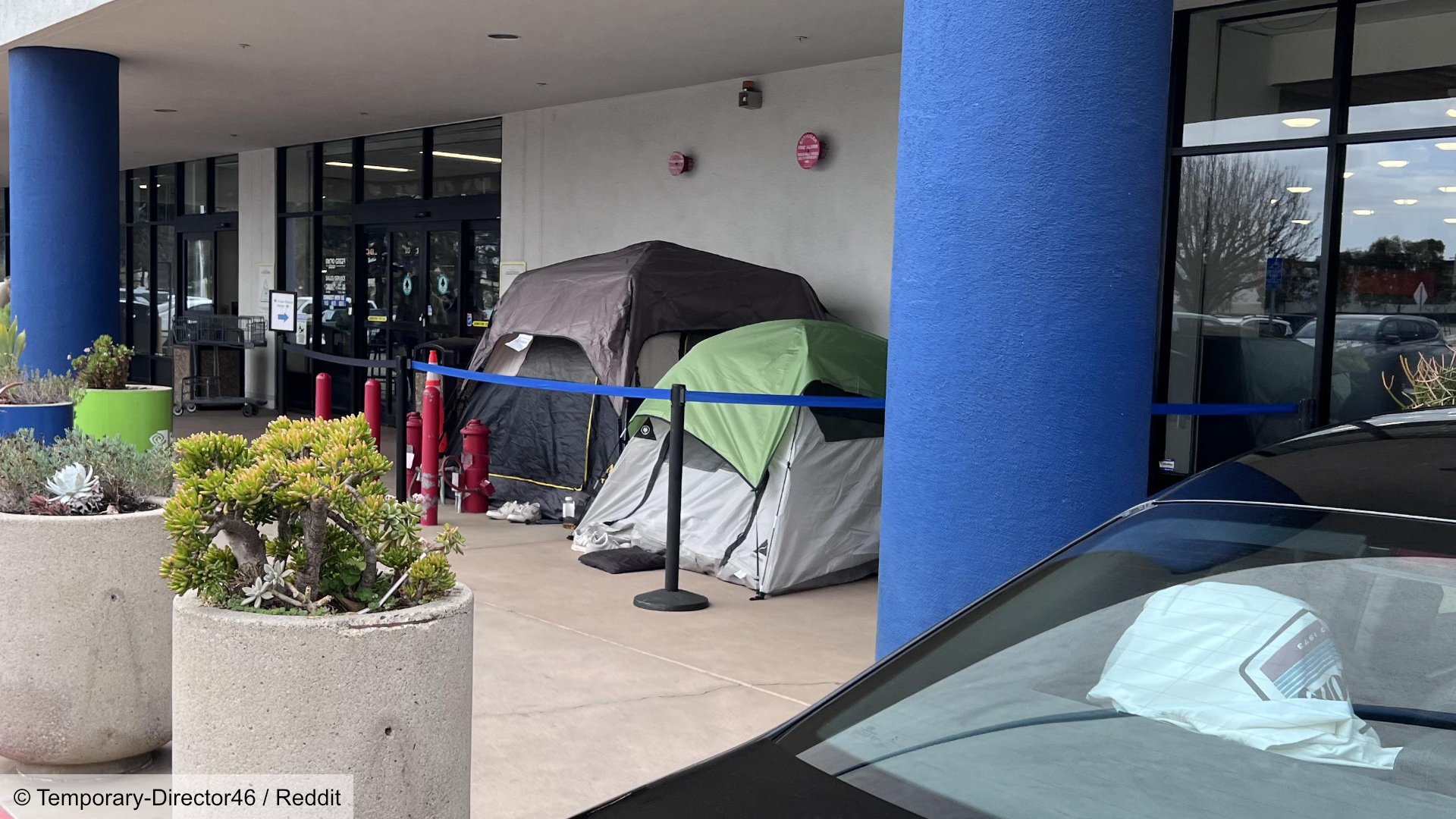 RTX-5090 için Camping-Outside-Microcenter RTX 5090 için bir mikro merkezin dışında kamp yapmak