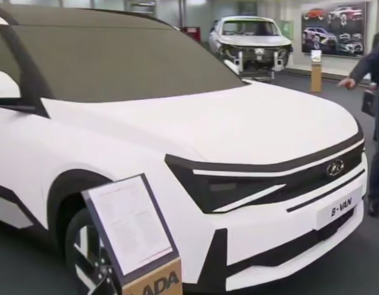 Avtovaz, Putin'i yeni Lada T-134 ve Lada B-Van minivan düzenini gösterdi. Lada Vesta temelinde yaratılırlar