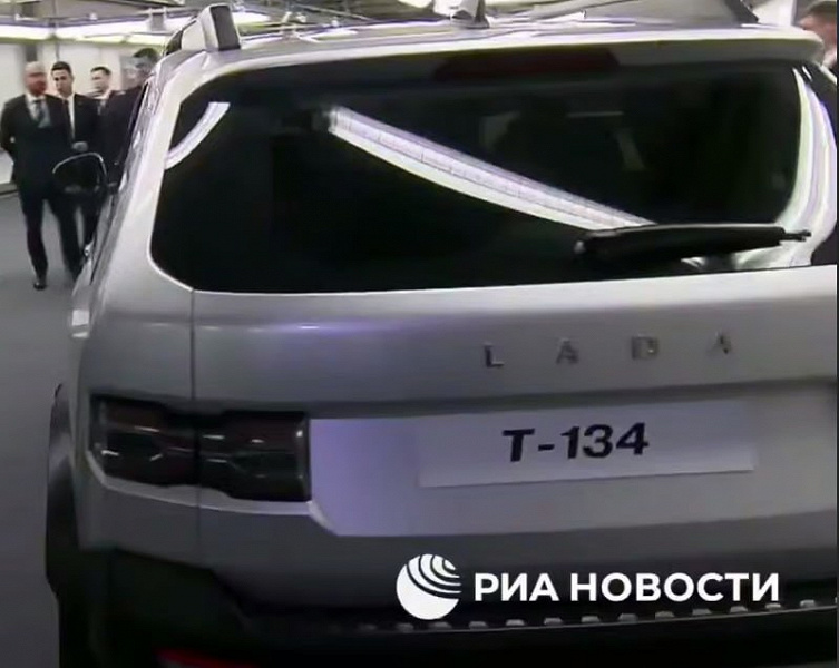 Avtovaz, Putin'i yeni Lada T-134 ve Lada B-Van minivan düzenini gösterdi. Lada Vesta temelinde yaratılırlar