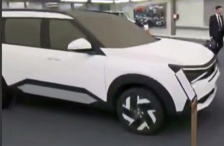 Avtovaz, Putin'i yeni Lada T-134 ve Lada B-Van minivan düzenini gösterdi. Lada Vesta temelinde yaratılırlar