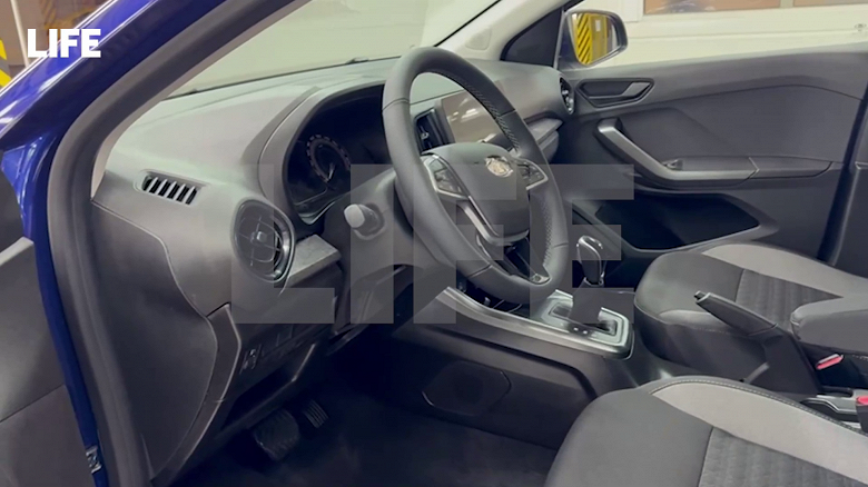 Otomatlı Lada Iskra içeriden gösterildi