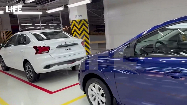 Otomatlı Lada Iskra içeriden gösterildi