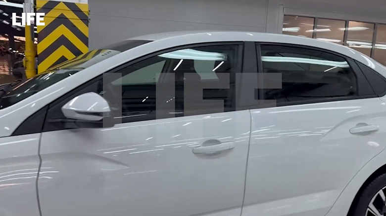 Otomatlı Lada Iskra içeriden gösterildi