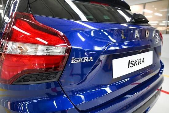 Bu tür Lada Iskra SW henüz gösterilmedi. Yenilikin canlı fotoğrafları