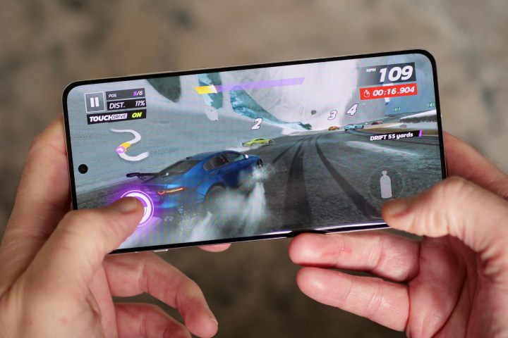 OnePlus 13'te oyun oynayan bir kişi.