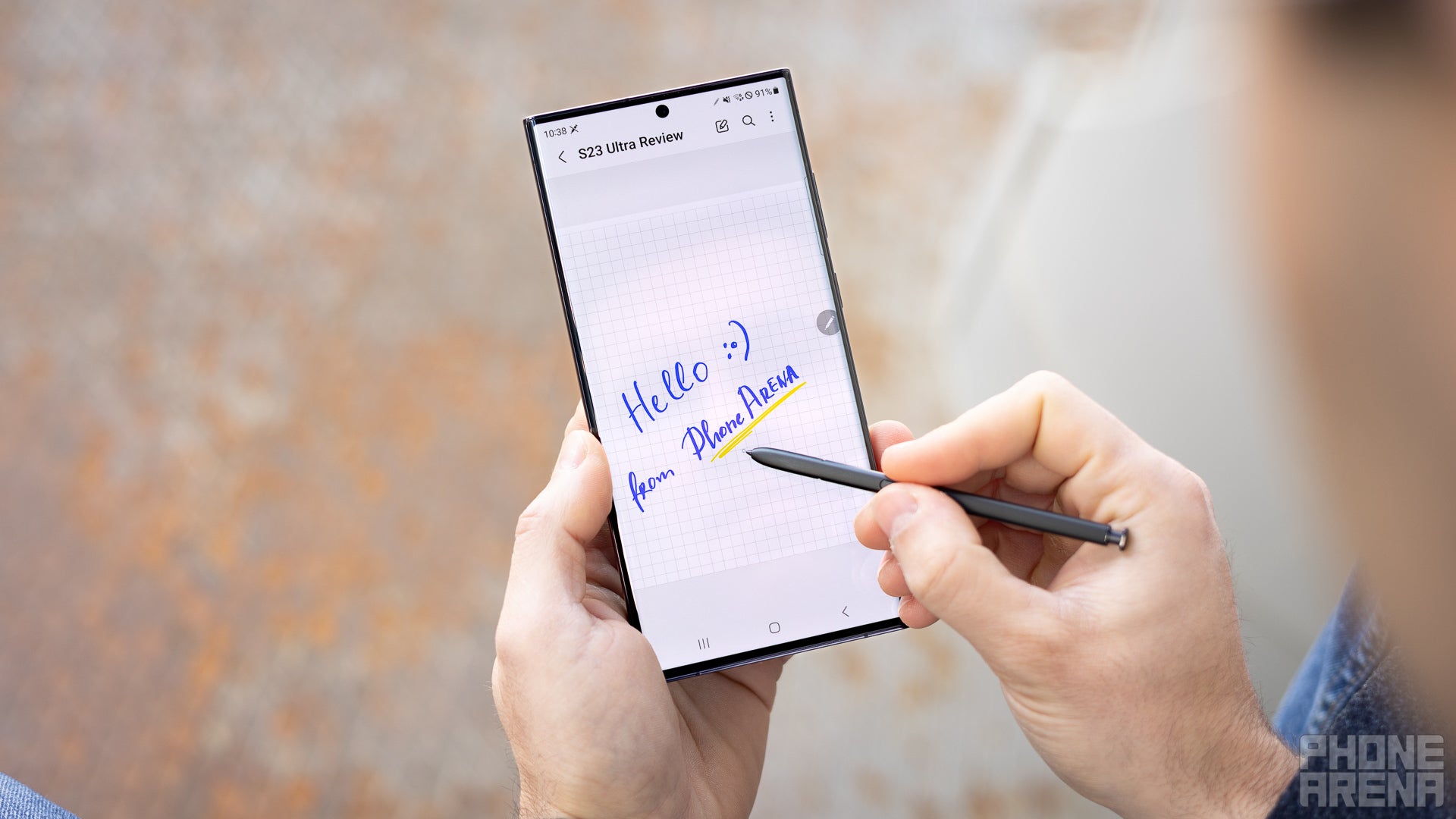 Samsung Galaxy S23 Ultra, ekran açık ve notlar uygulaması açık. Kişi ekranda kalemiyle yazıyor