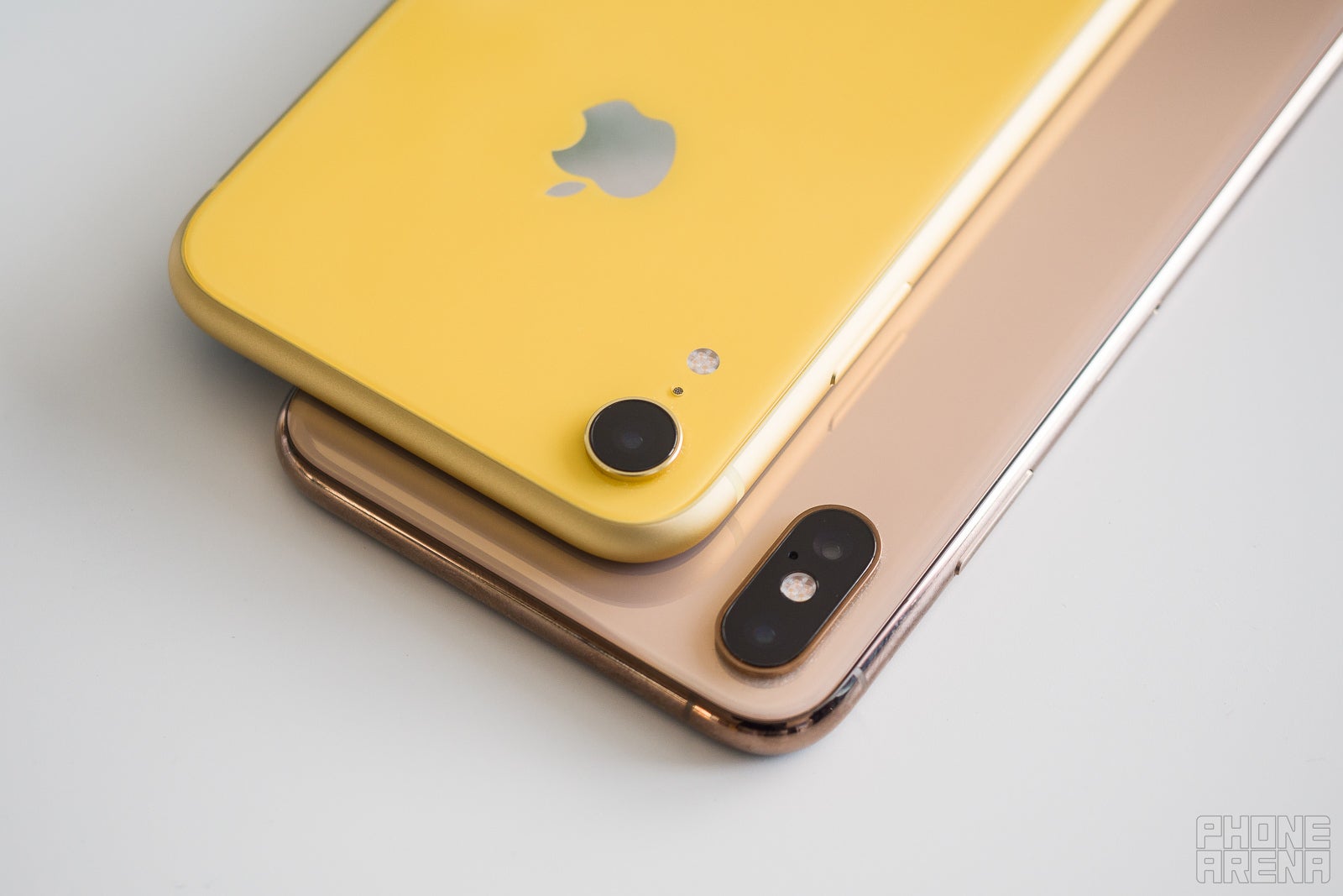 iPhone XR, iPhone Xs Max'in üzerine uzanıyor, kameralarının kesiştiği yer.