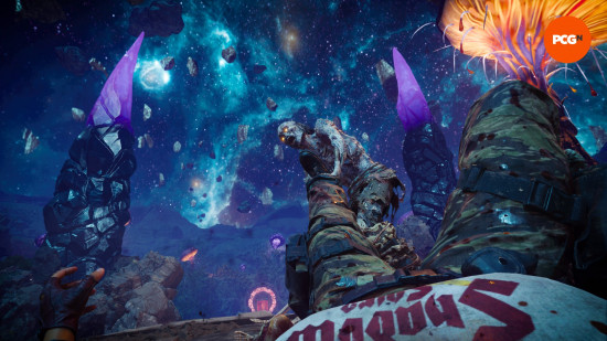 Bo6-the-tomp-boss Maya, Black Ops 6 Zombies Mezar Ana Görevinde Son Boss Savaşı'nda Karanlık Eeter Nexus'taki bir zombi tarafından sürüklenir.