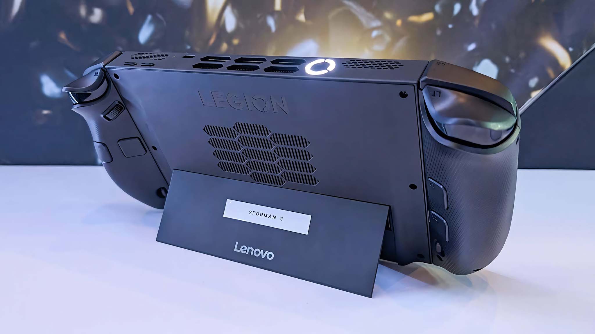 Lenovo Legion Go 2'nin geri görünümü 2 kickstand.