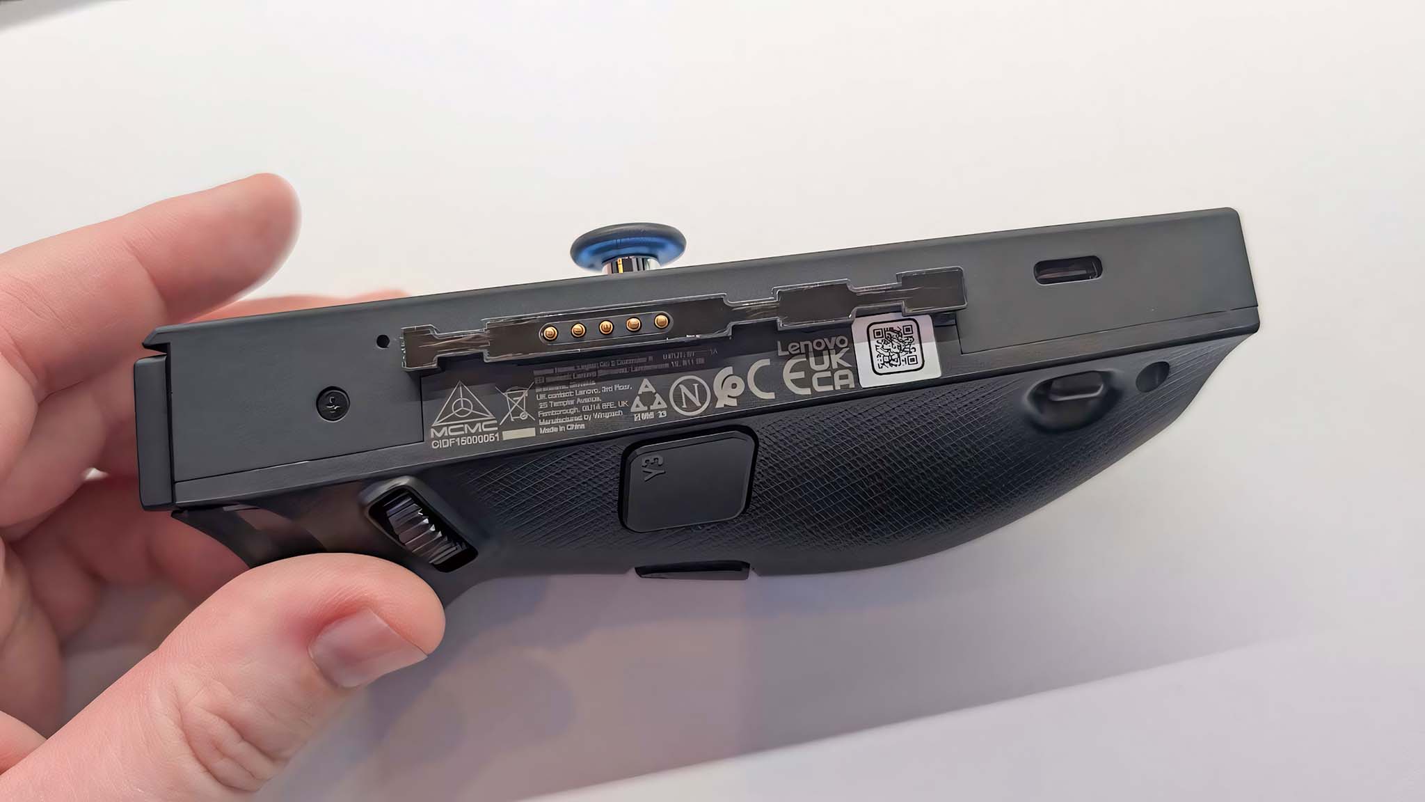 Lenovo Legion Go Closeup 2 Bağlantı Noktası ve USB-C bağlantı noktası görünür olan sağ kontrolöre ayrılmış sağ kontrolör.
