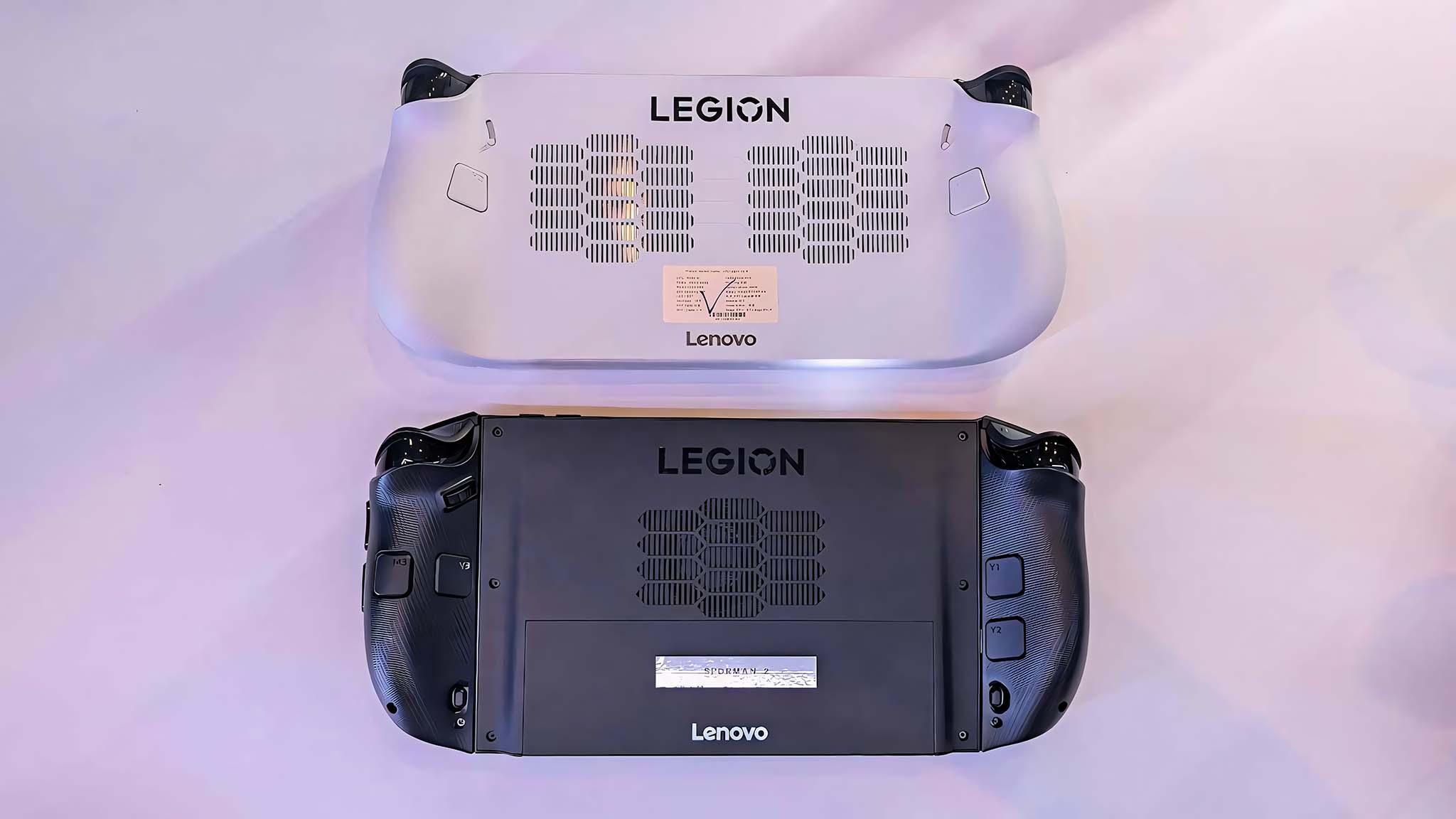 Lenovo Lejyonun Geri Görünümü Bir Lejyon Git 2'nin üstünde.