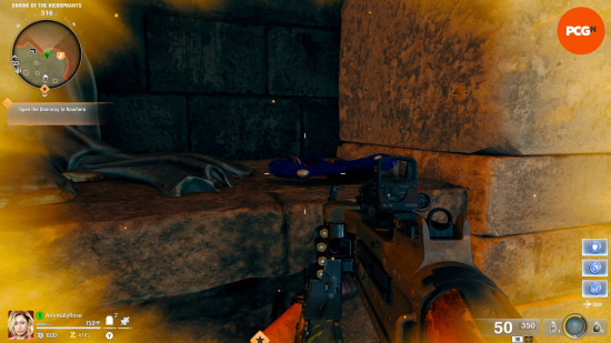 Black Ops 6 Zombiler Mezar Easter Egg Şarkısı: Hierophants tapınağındaki bir heykelin ayaklarında bir çift Bay Meeks kulaklık.