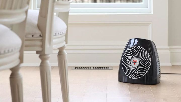 Yerde bir vornado ısıtıcı.