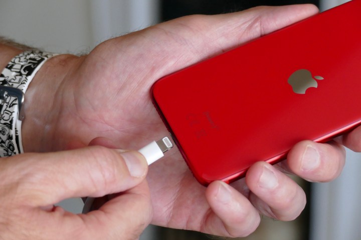 Apple iPhone SE (2020) şarj etmek için takılıyor.