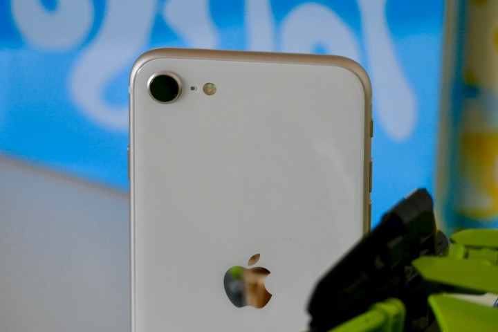 Apple iPhone SE (2022) 'nin kamera modülü.