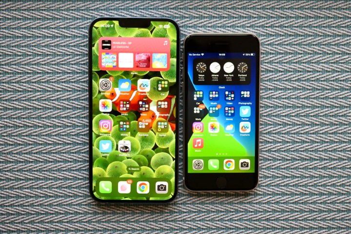 İPhone SE 2022 ve iPhone 14 Plus'ın ekranları.