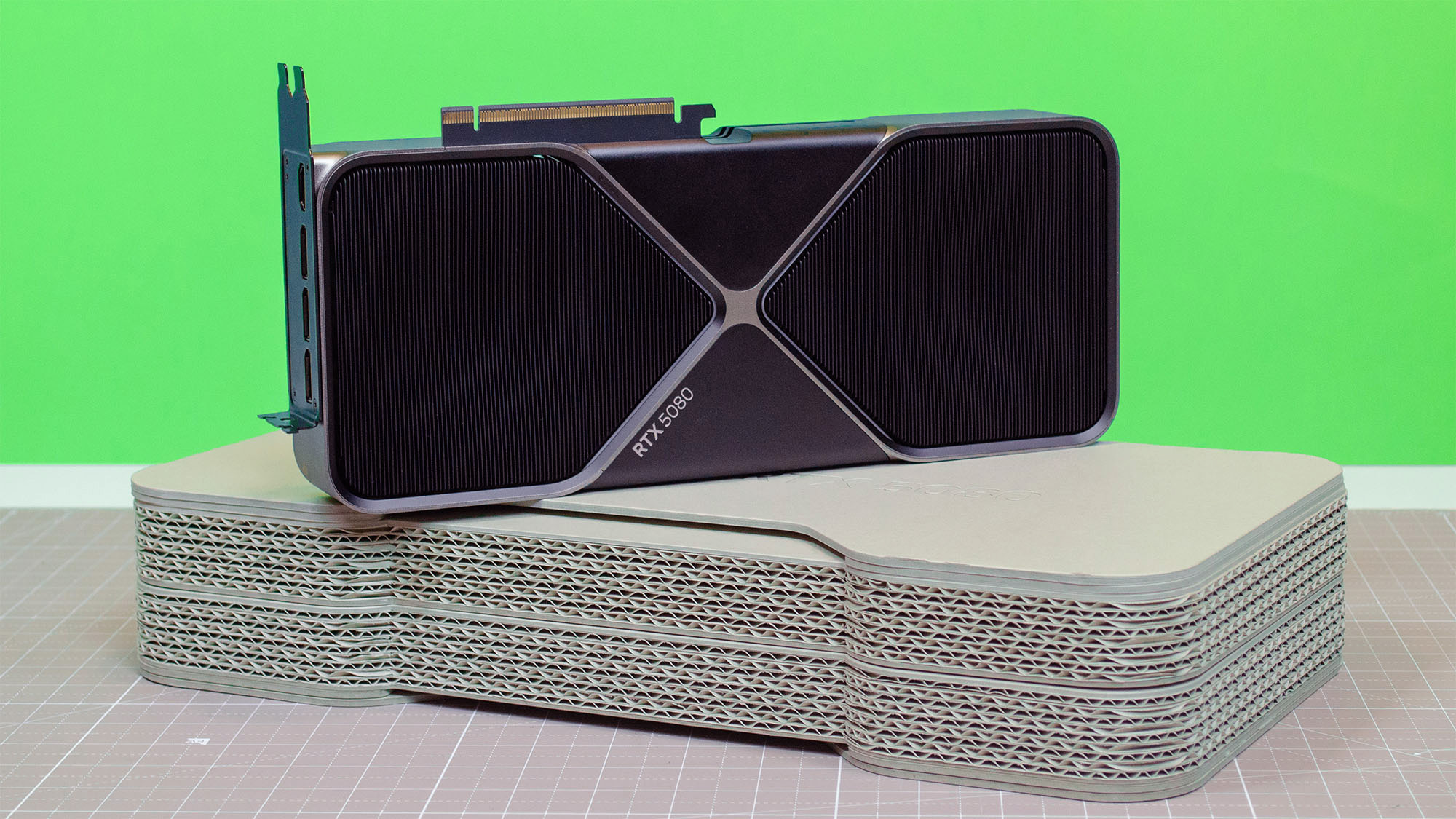 Perakende ambalajında ​​oturan bir RTX 5080