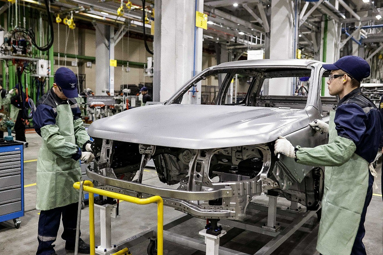 Toyota Hilux ve Land Cruiser Prado kökleri, çerçeve yapısı ve tüm tekerlekten çekiş. Rusya'da Sollers ST6 ve Sollers ST8'in tüm döngüsünü birleştirmeye başladılar.