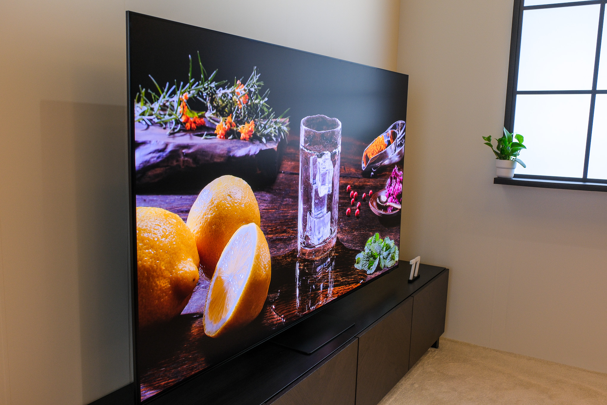 Samsung'un parlama karşıtı OLED TV'nin bir fotoğrafı.
