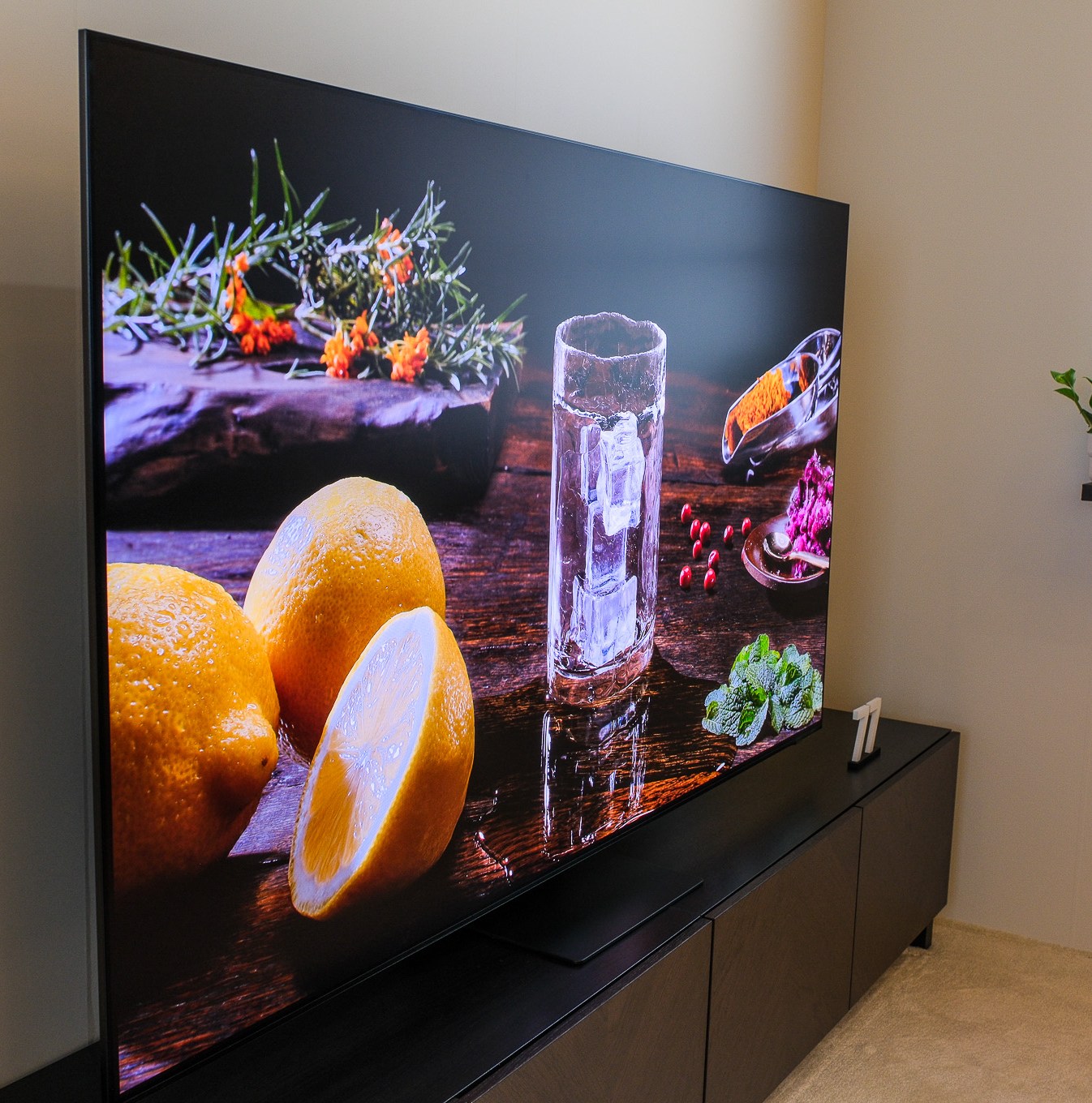 Samsung'un parlama karşıtı OLED TV'nin bir fotoğrafı.