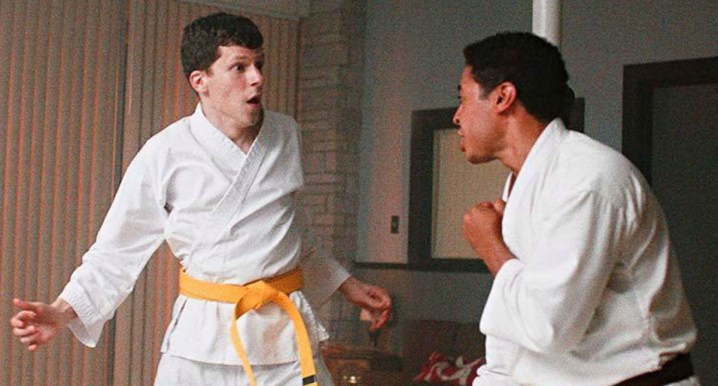 Jesse Eisenberg, kendini savunma sanatında Casey Davies olarak.