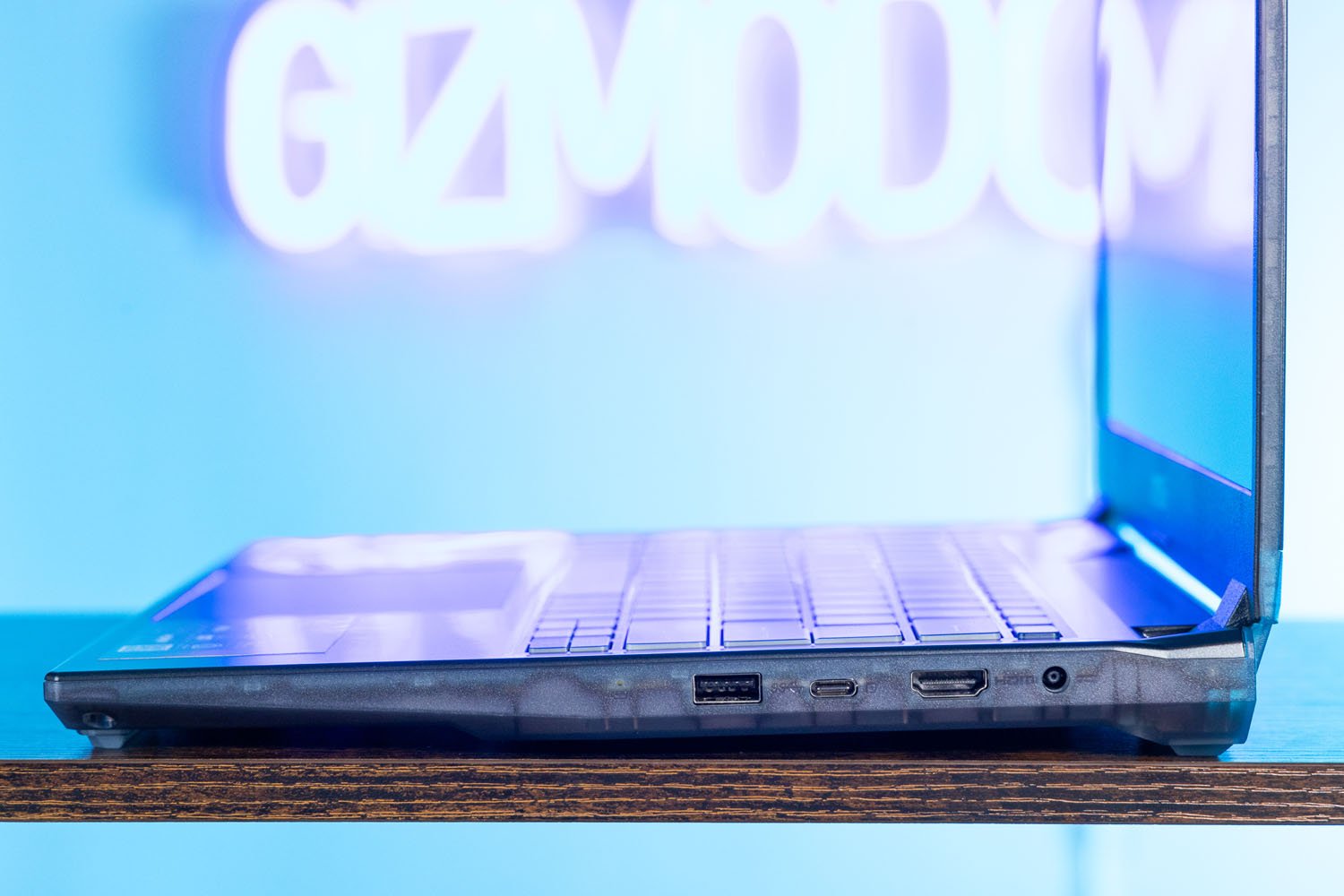 MSI Cyborg 14'ün yan çekimi Neon Gizmodo işaretinin önünde bağlantı noktalarını gösteriyor