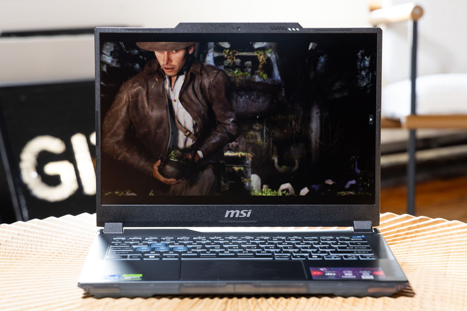 Indiana Jones'dan sahne ve MSI Cyborg 14'teki Great Circle