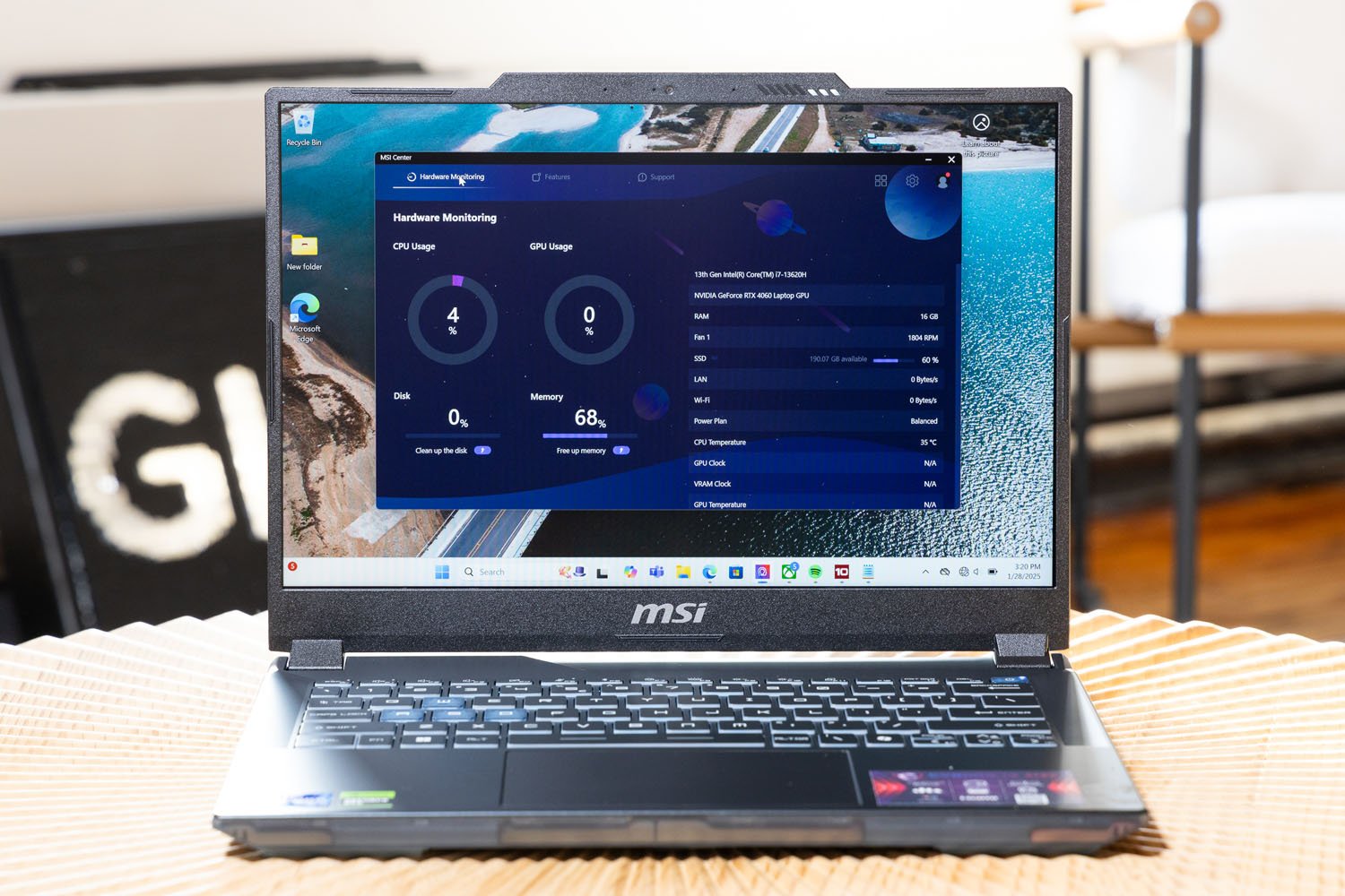 MSI Cyborg 14'te MSI Center yazılımı