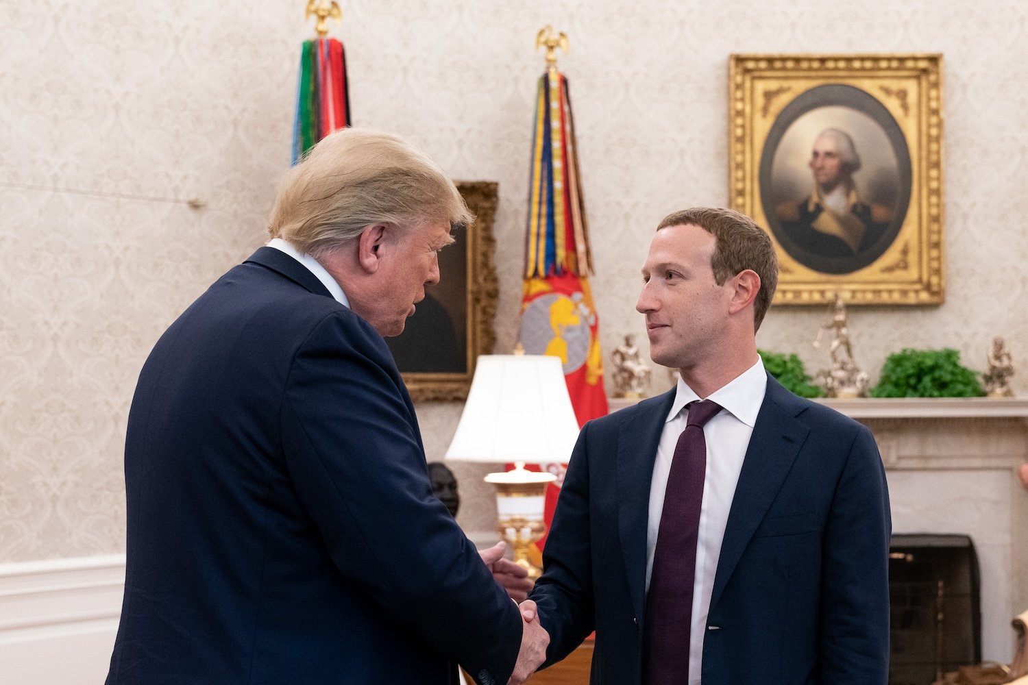 Donald Trump, 19 Eylül 2019'da Beyaz Saray'ın Oval Ofisinde Meta CEO'su Mark Zuckerberg ile el sıkışırken.