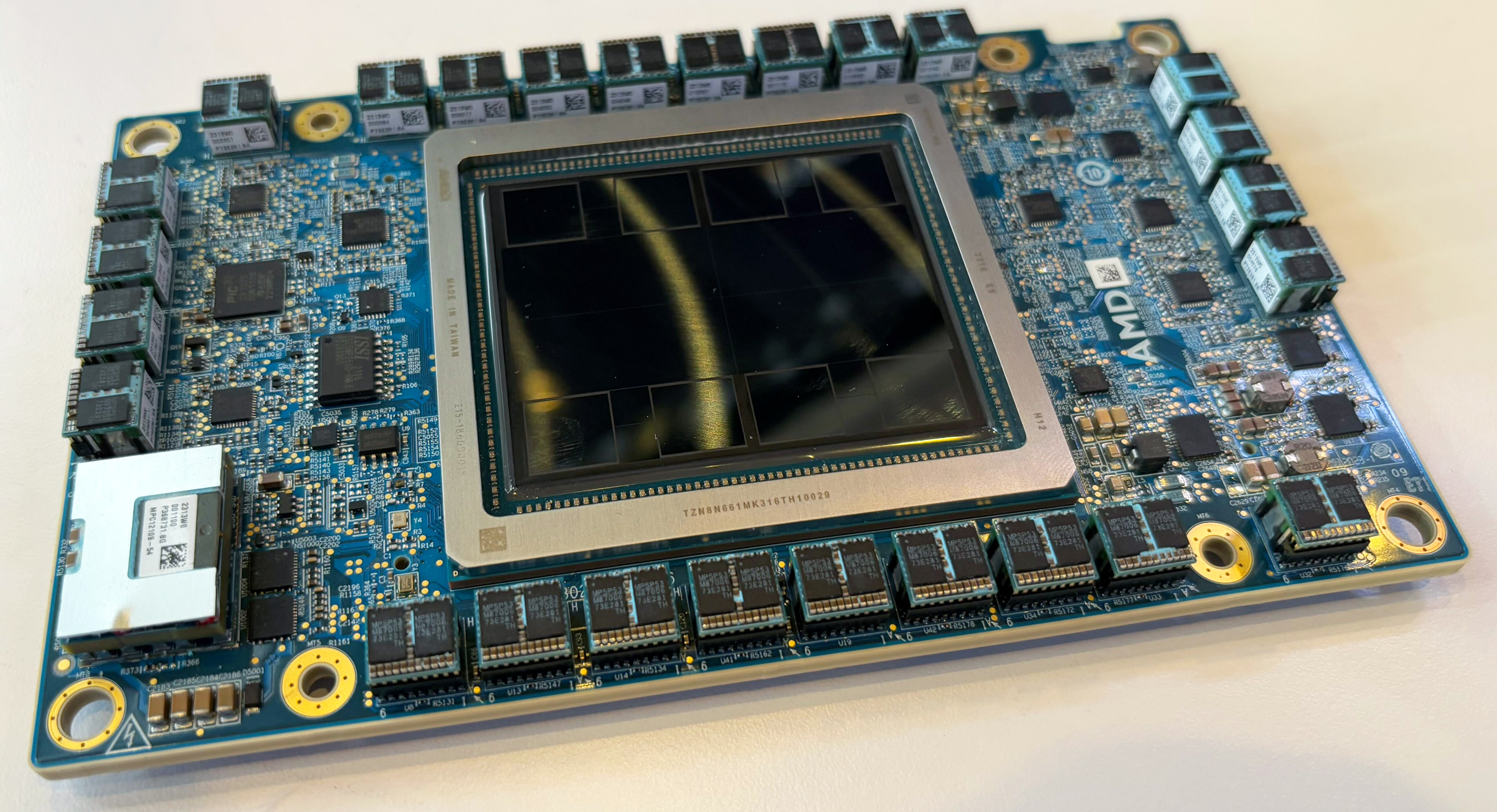 AMD'nin Instinct MI325X'i