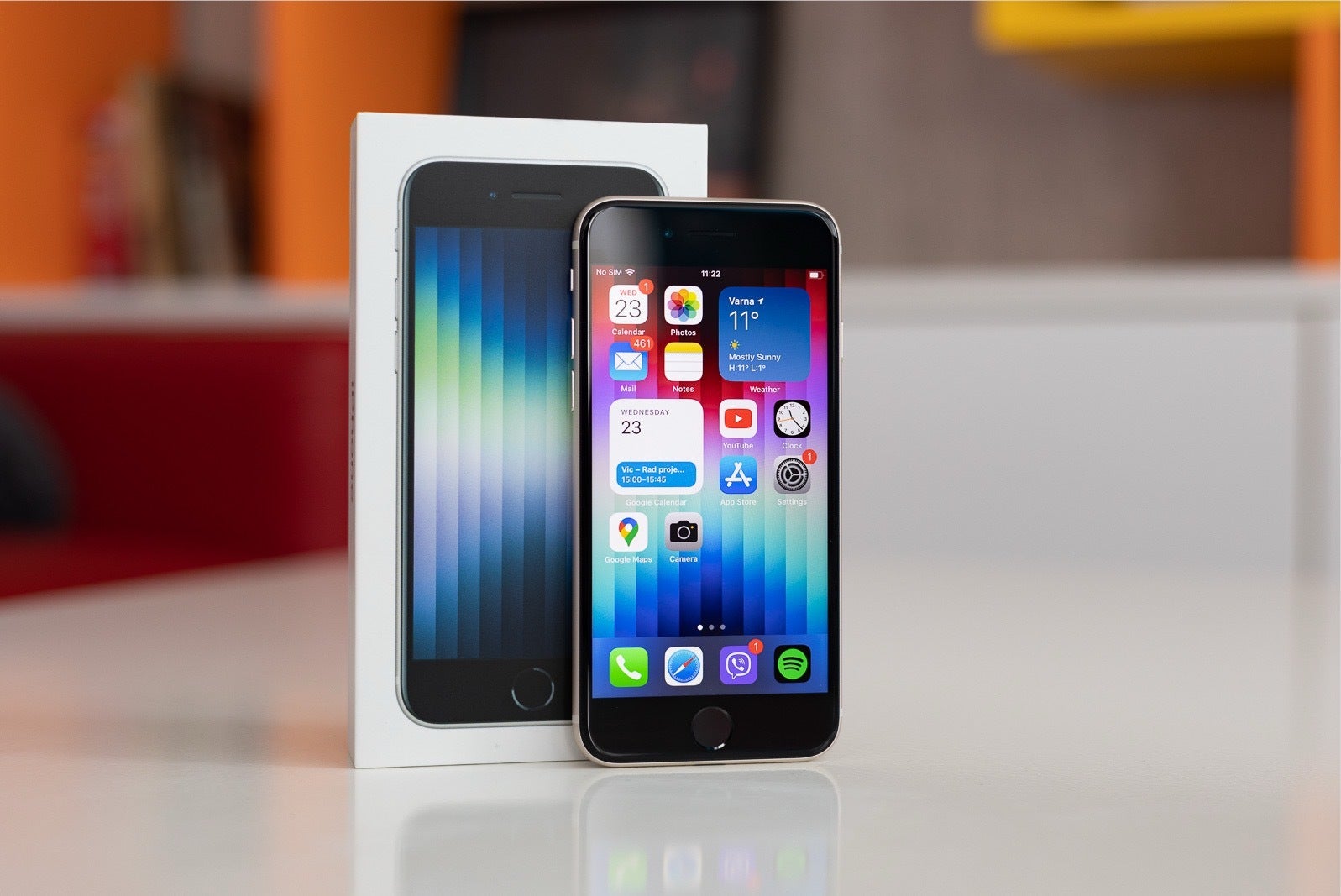 iPhone SE (2022) ve arkasındaki perakende kutusunun görüntüsü