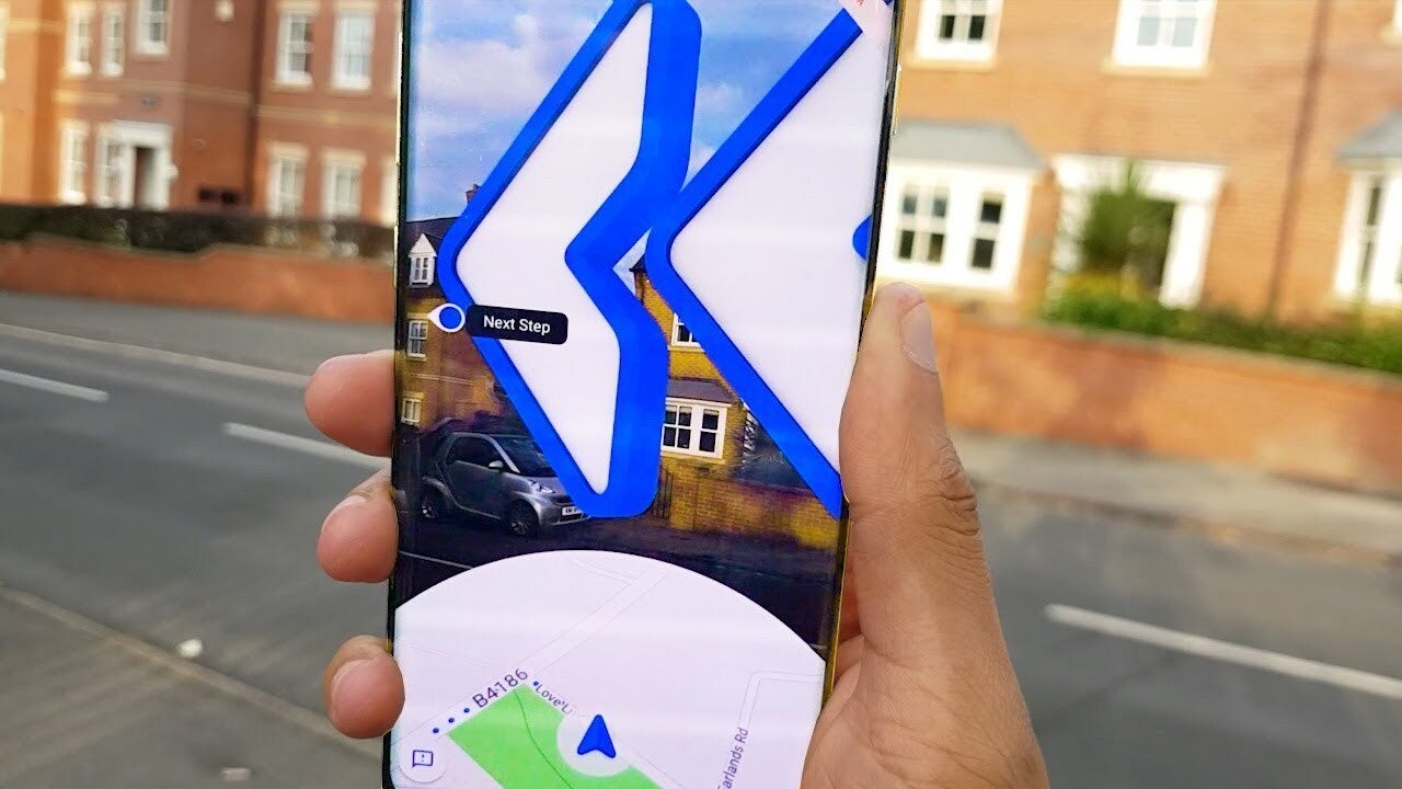 Google Haritalar ' AR özelliği, canlı bir gerçek dünya beslemesi üzerinde üst üste bindirilmiş yürüme talimatlarını görüntülemek için AR kullanan canlı görünüm.