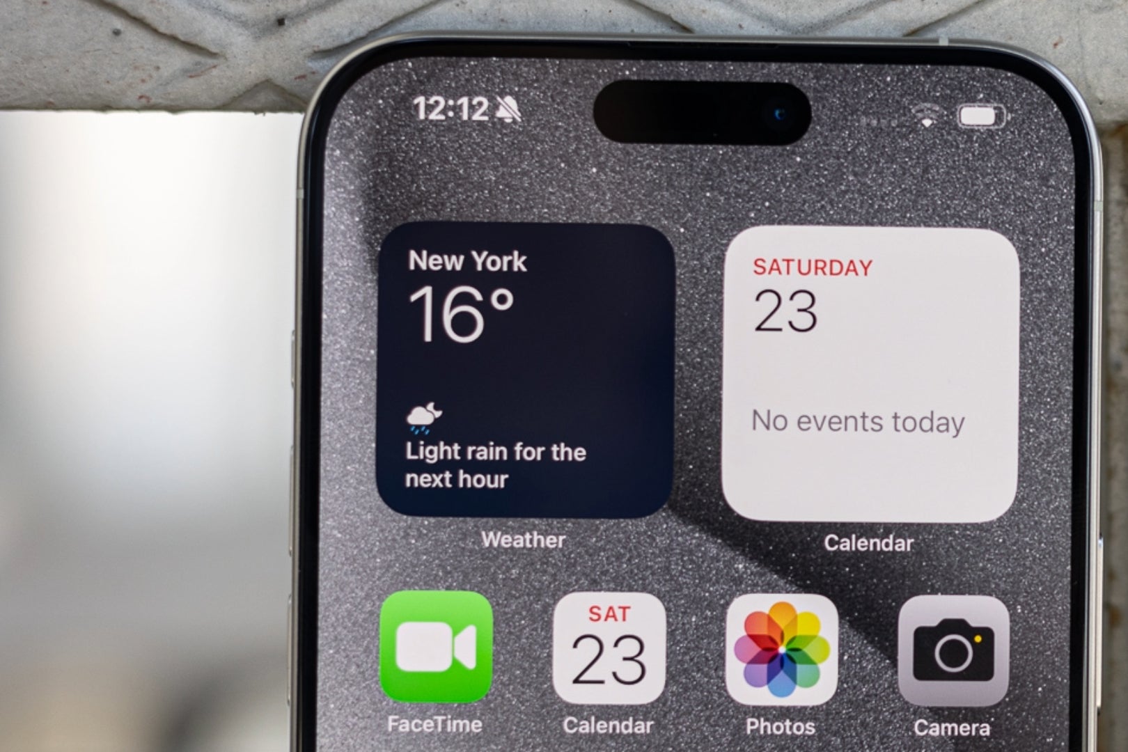 Ekranında Takvim uygulamasını gösteren bir iPhone. 