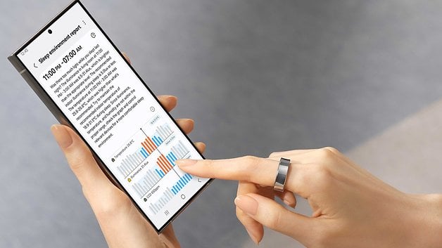 Bir el, Samsung Health uyku raporunu görüntüleyen bir akıllı telefonu tutuyor.