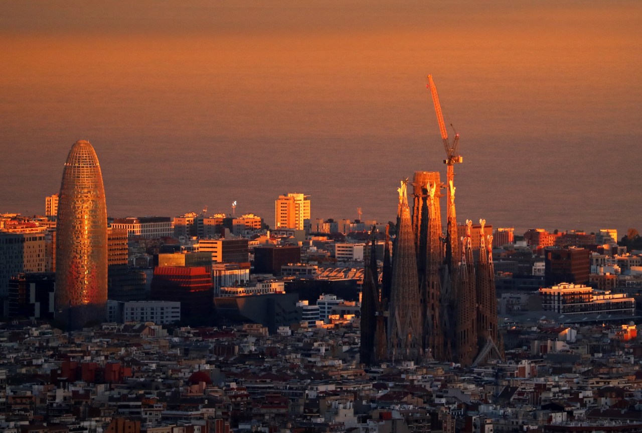 Barselona, İspanya'da akşam ışığında Sagrada Familia'nın uzaktan havadan görünümü.