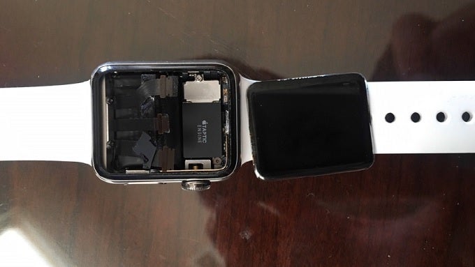 Bazı erken Apple Watch modellerinde pil şişmesi, ekranın cihazdan tehlikeli bir şekilde parçalanmasına ve ayrılmasına neden oldu. | Image Kredi -Giriş Beat - Bazı Apple Watch sahipleri, davayı çözmek için Apple tarafından ödenen 20 milyon dolar paylaşacak