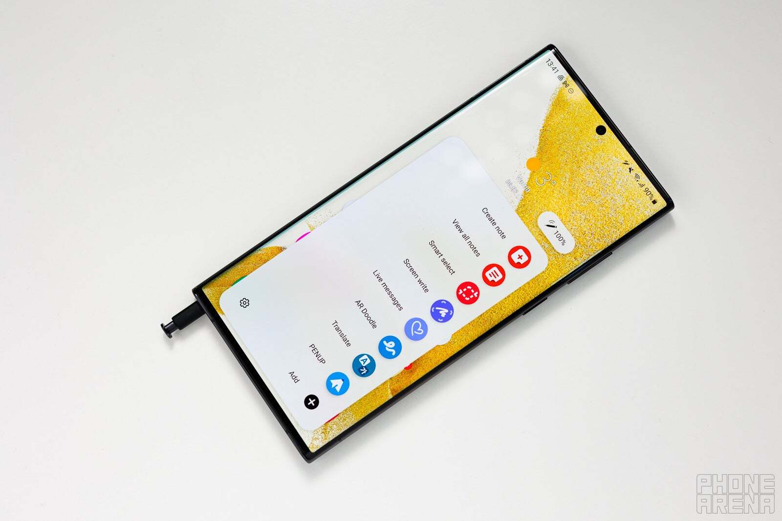 Beyaz bir arka plan üzerine yerleştirilmiş S Pen'iyle Galaxy S22 Ultra.