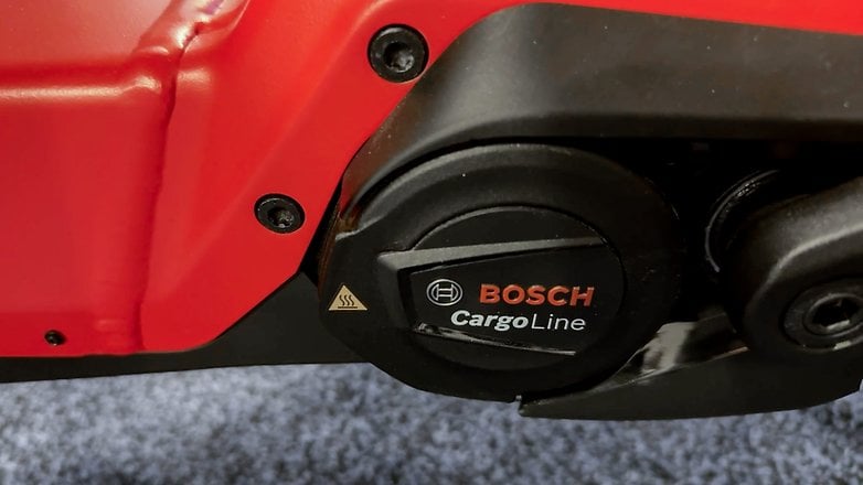 Kırmızı çerçeve üzerinde Bosch CargoLine motorunun tasarımını ve markasını gösteren yakın çekim. Kırmızı çerçeve üzerinde Bosch CargoLine motorunun tasarımını ve markasını gösteren yakın çekim.