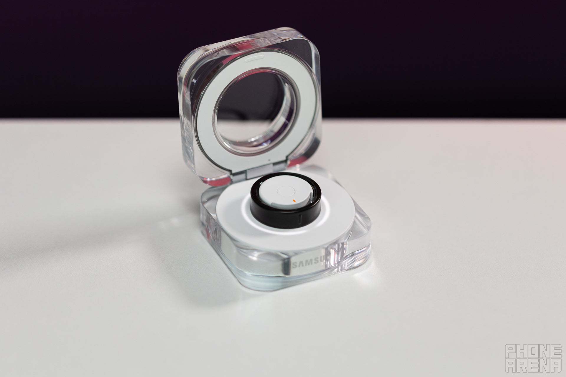 Galaxy Ring'in kutusu oldukça şık, orada pek bir değişiklik yapılmasına gerek yok. | Resim kredisi - PhoneArena - Bugün Galaxy Ring 2'nin tanıtımını alamamış olmamız üzücü