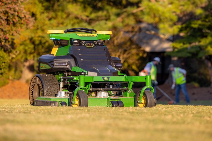 John Deere'ın robot çim biçme makinesi