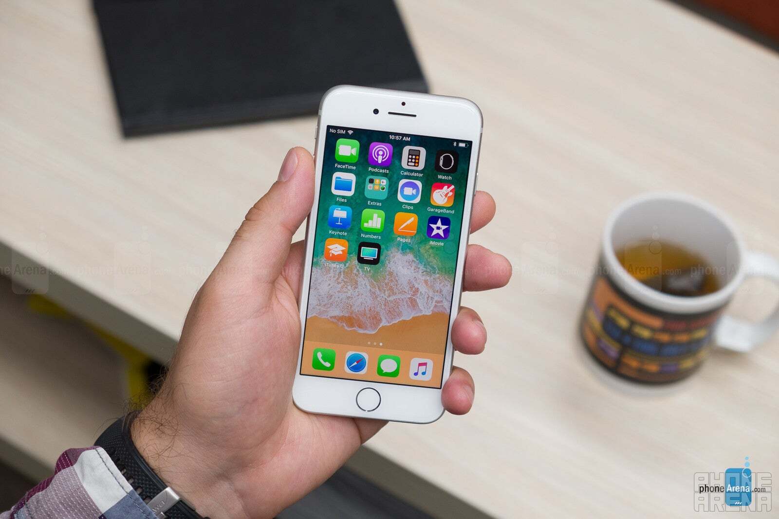 iPhone 8, iPhone 17 Pro'nun görsellerinden daha ciddi görünüyor. | Resim kredisi – PhoneArena – Çirkin ördek yavrusu iPhone 17 Pro doğru olanı yapmalı ve dördüncü bir arka kameraya sahip olmalı