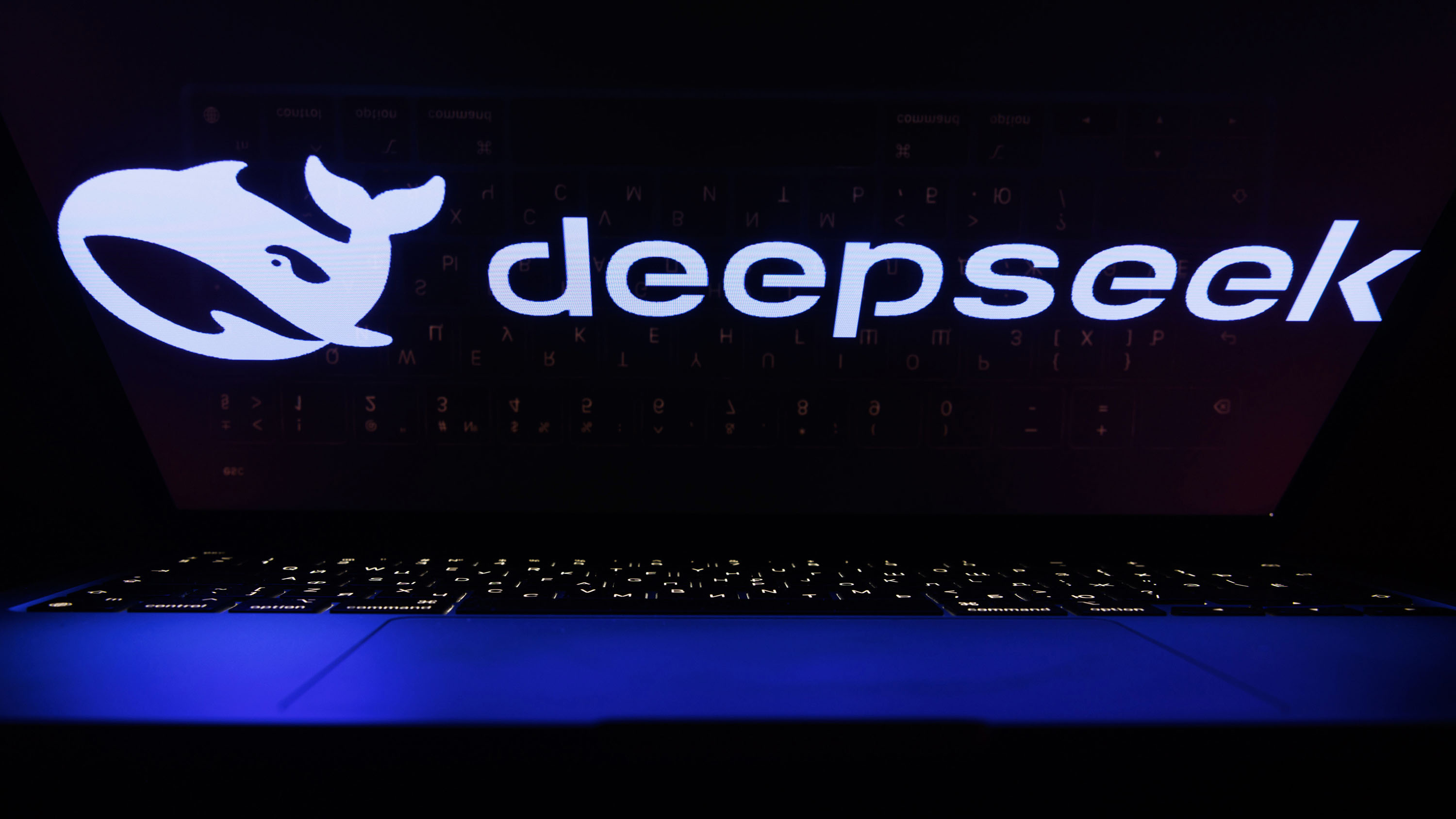Çeşitli akıllı telefonlarda veya dizüstü bilgisayarlarda bir Deepseek yapay zeka logosu ve simgeleri.