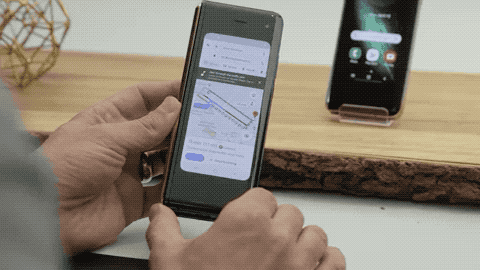Galaxy Fold açılışını gösteren GIF animasyonu.