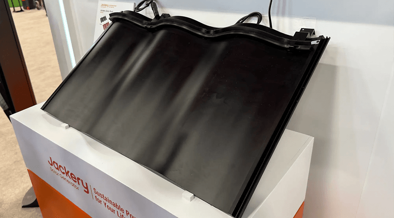 Jackery XBC güneş paneli, şık siyah tasarımını sergileyen bir stand üzerinde sergileniyor.