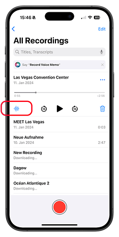 İPhone ekranında bir ses dalgası sembolü olan ses kayıtlarının bir listesi görüntülenir.