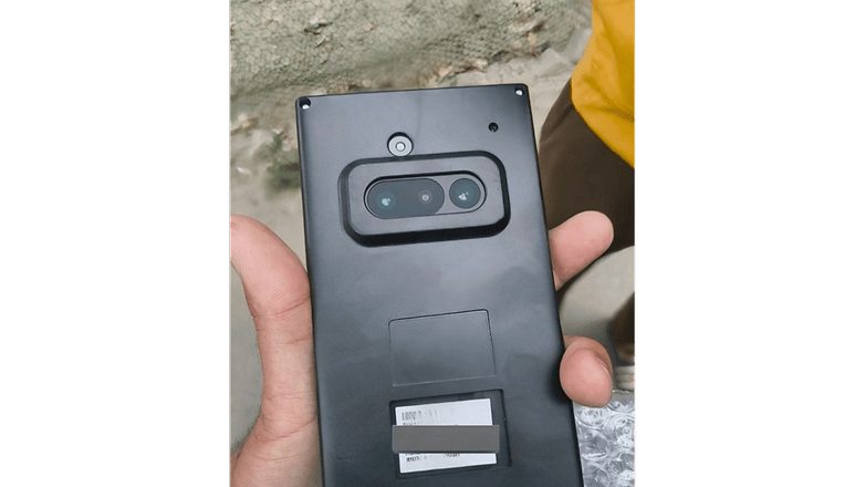 Bir kişi iki kameralı bir telefon 3A Pro'nun hiçbir şeyinin arkasını tutar.