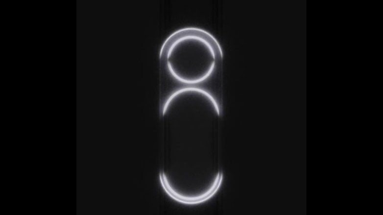 İki eşmerkezli daire ve siyah bir arka plana karşı parlayan oval bir şekle sahip minimalist bir tasarım.