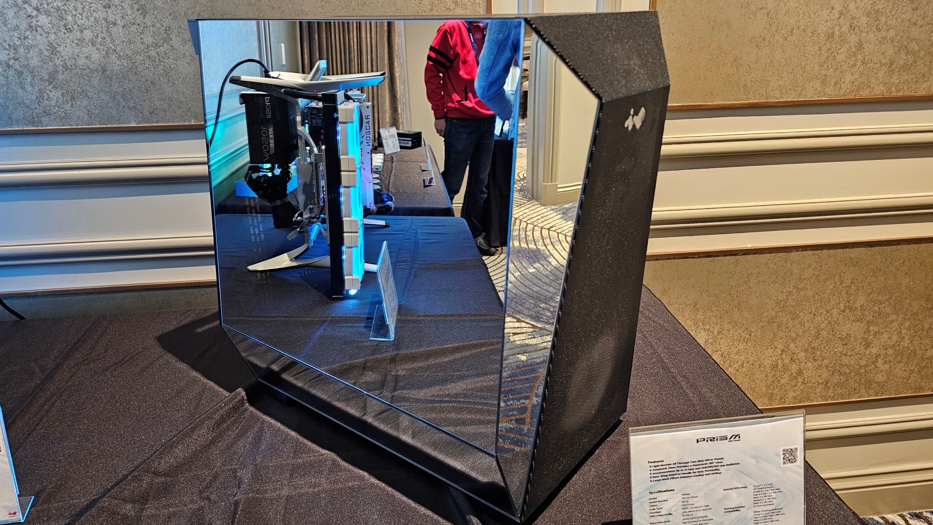 180 derecelik panoramik görünüme ve iki yönlü ayna panellerine sahip InWin Prism ATX PC Kasası.