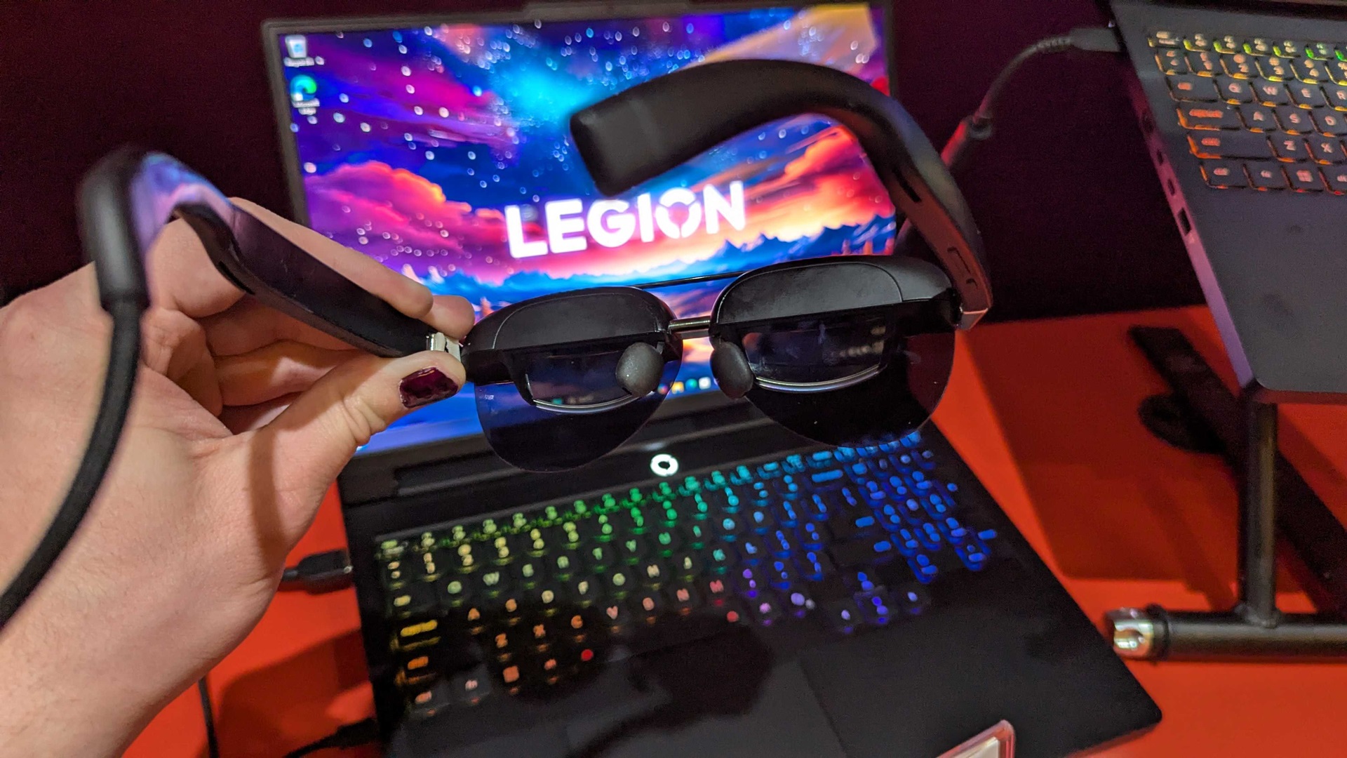 Bir çift Lenovo Legion Gözlük 2 tutan el