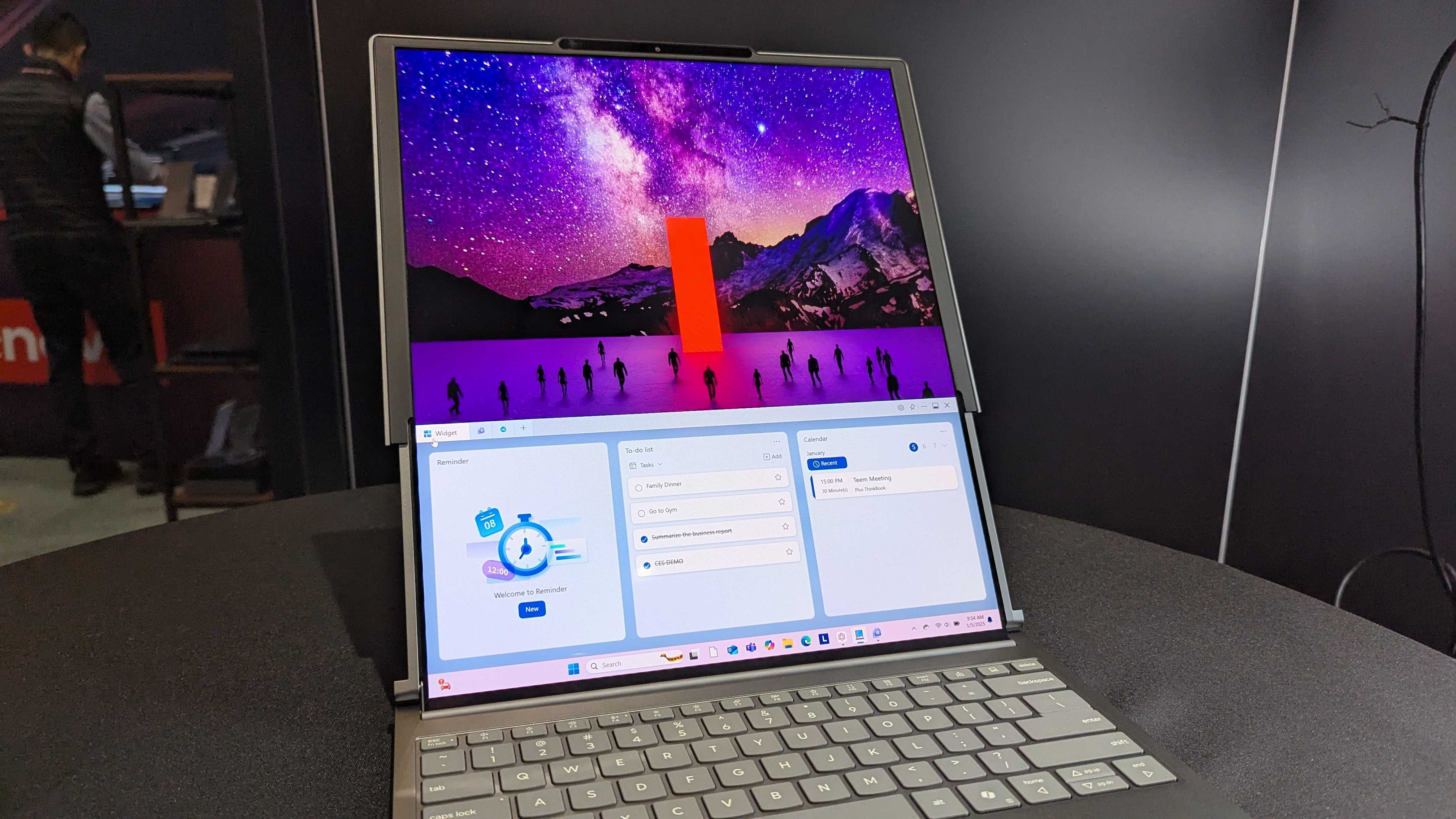 Lenovo ThinkBook Plus (Gen 6) dizüstü bilgisayar örneği CES 2025'te sergileniyor.